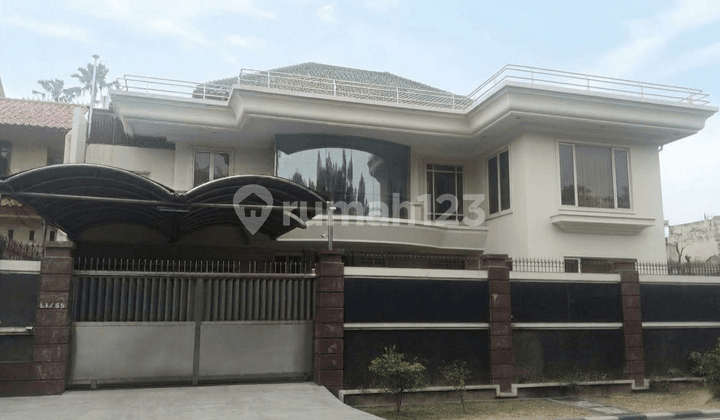 Rumah Mewah 2 1/2 Lantai di Lingkungan yang Strategisidijua2½ Pantai di Puri Indah, Jakarta Barat. Luas Tanah : 752M² (25×30) Luas Bangunan : ±600M²Kamar Tidur : 4+1Kamar Mandi : 5+1 2½ Lantai Hookhadap Selatan dan Barat SHM *H01 Harga Rp 27M Nego