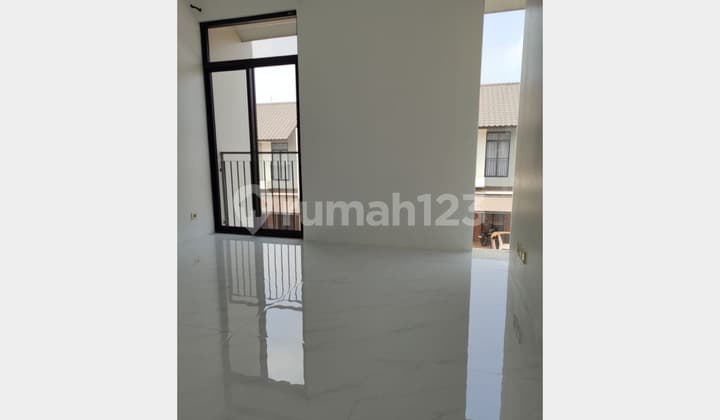 Rare find! A ready-to-live 2-story house in the Premier Tatar Lokacitra area of Kota Baru Parahyangan.