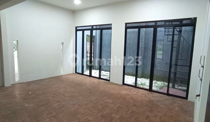 Disewakan Rumah Hoek 2 Lantai Luasan besar di Kota Baru Parahyangan