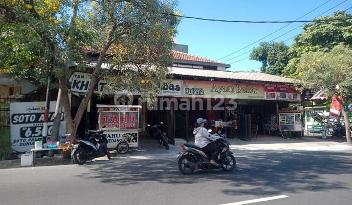 Business House for Sale, Strategic Location on Raya Gayungsari