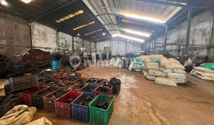 Dadap Main Road, Kosambi, Tangerang.. Warehouse for Sale, Located by the Main Road, Accessible for 40-foot Containers, Northeast Facing, Electricity 197,000W, SHM (Land Certificate).