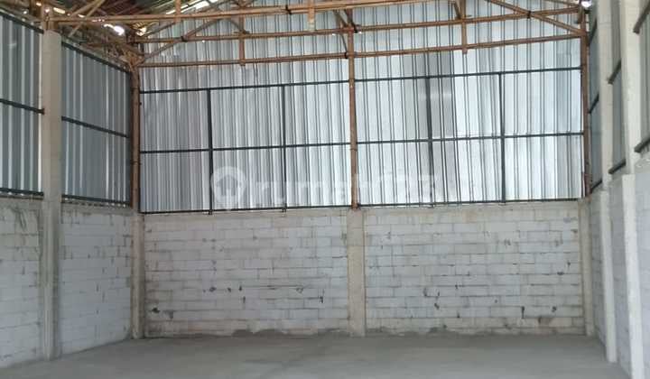 Kapuk Kamal, Kalideres, West Jakarta. Warehouse for rent, available for 1-year lease, 5 million IDR deposit, 6.5 million IDR/year IPL (Service Charge) paid in advance, 4F container access, owner uses personal name, ready on April 22, 2026, semi-permanent warehouse structure, 2200W PLN electricity.