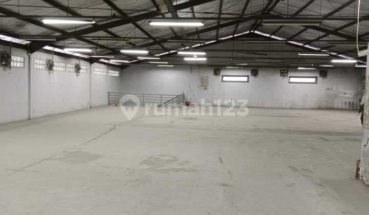 Sunter, North Jakarta.. Warehouse for Sale, 40ft Container Access, Cargo Lift Capacity Only 1 Ton, Diesel Engine, 66,000w PLN Electricity, PAM Water, 3-Story Office Included, HGB Valid Until January 25, 2057.