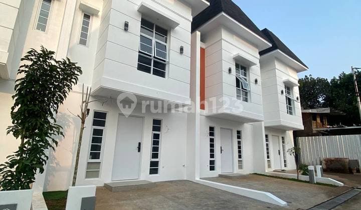 Rumah Dua Lantai Siap Huni Akses Dekat Tiga Pintu Tol, Harga Santai