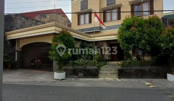 Rumah Mewah Tiga Lantai