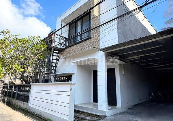 Rumah Modern 4 Kamar Tidur Disewakan di Renon - Perumahan One Gate System Dekat Sanur