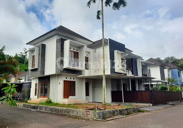 Amr-259.Pas-Y Rumah Baru Gress 2 Lantai Disewakan di Pusat Tabanan - Lingkungan Elit, Aman & Nyaman