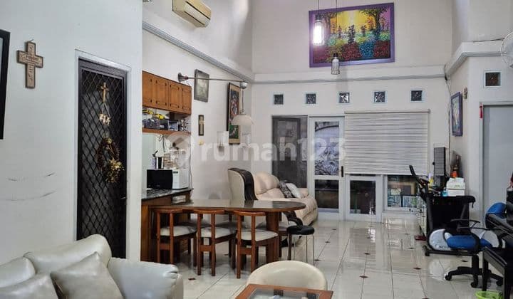 Disewakan Rumah Siap Huni Taman Palem Lestari Jakarta Barat Hadap Taman