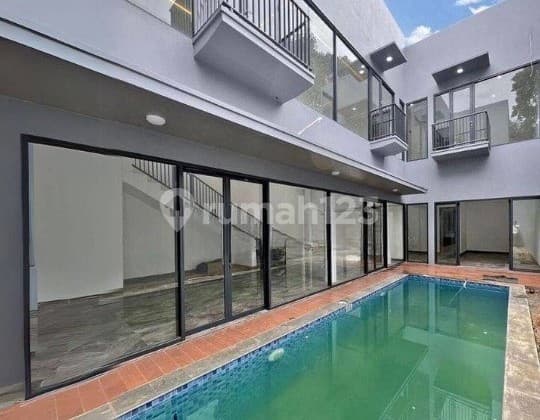 Rumah Mewah Dijual di Taman Wijaya Kusuma Cilandak Private Pool