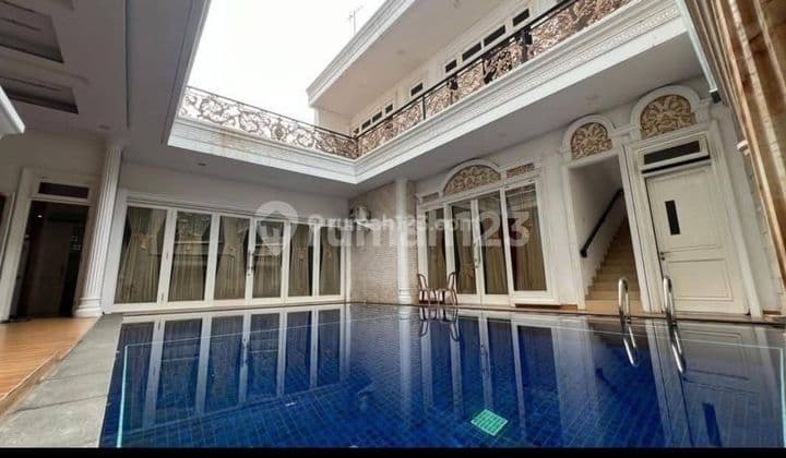 Rumah 2 Lantai Luas dengan Kolam Renang di Duren Sawit Jakarta Timur