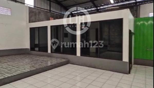 Business Building on Kedungmundu Street