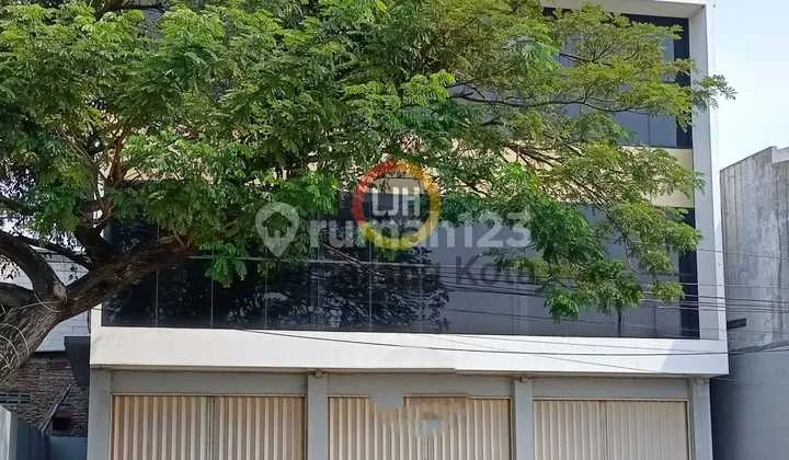 Nice commercial building on Jalan Tentara Pelajar. Nice commercial building on Jalan Tentara Pelajar.