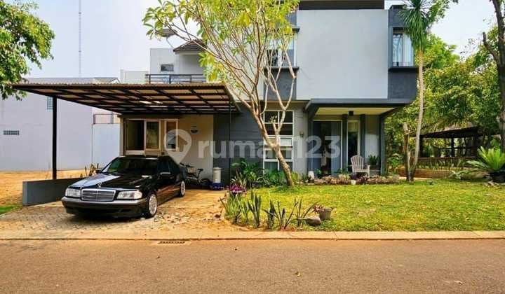 Rumah Cantik 2 Lantai Strategis Dekat Stasiun