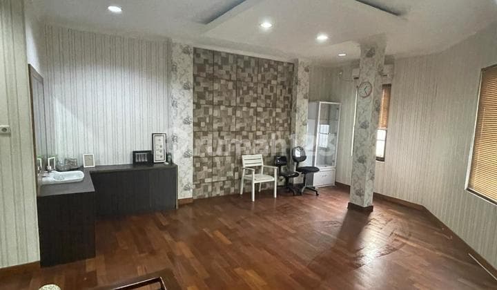 Ready-to-Use Shophouse in a Strategic Location, Negotiable