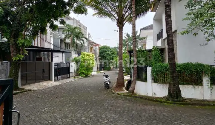 Bonus Land with Buildings in an Already Lively and Strategic Area