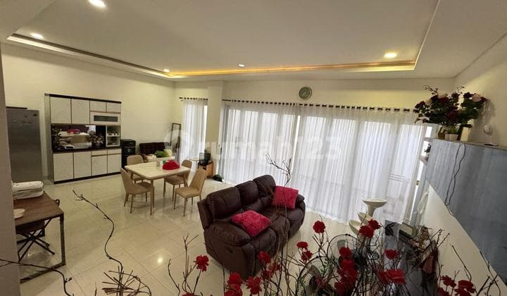 Rumah Cantik Strategis 3 Lantai Semi Furnish Siap Huni