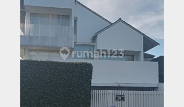 Rumah Modern Tropis di Jalan Cigadung Raya, Sayap Dago.