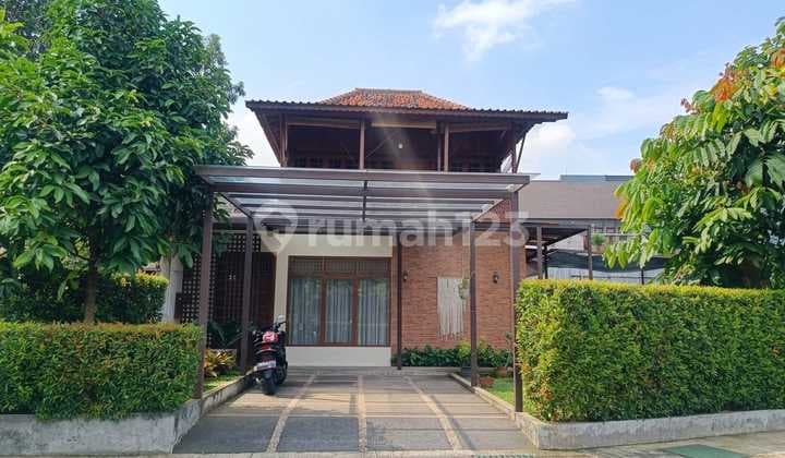 Rumah Kayu Artistik Modern Berlokasi Strategis di Pasteur.