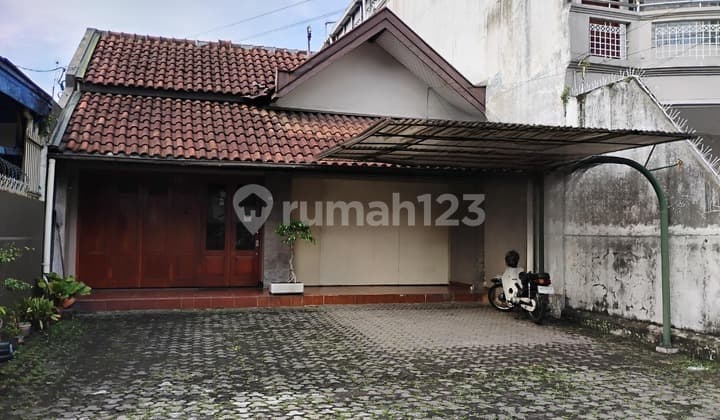 Rumah Berlokasi Strategis Cocok untuk Kantor atau Ruang Usaha.