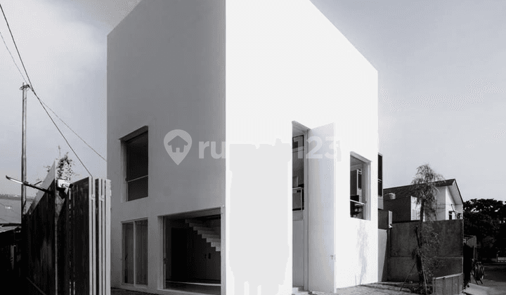 Rumah Desain Menarik dan Berlokasi Strategis di Turangga.