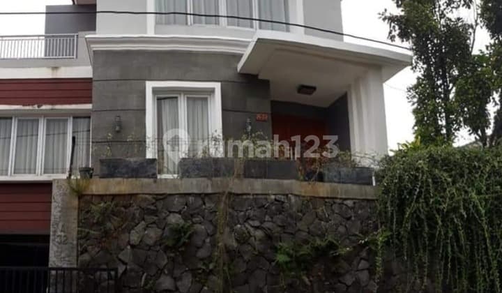 Rumah Plus Kolam Renang Berlokasi Strategis di Komplek Guruminda.