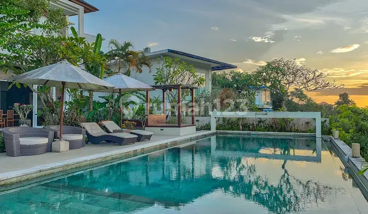 Villa Eksklusif Pemandangan Lapangan Golf dan Laut di Pecatu