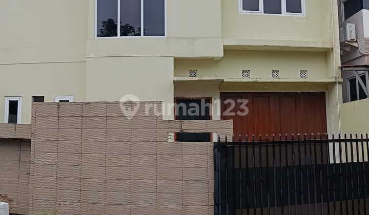 Rumah Mnimalis Lantai Dua di Sanglah V05