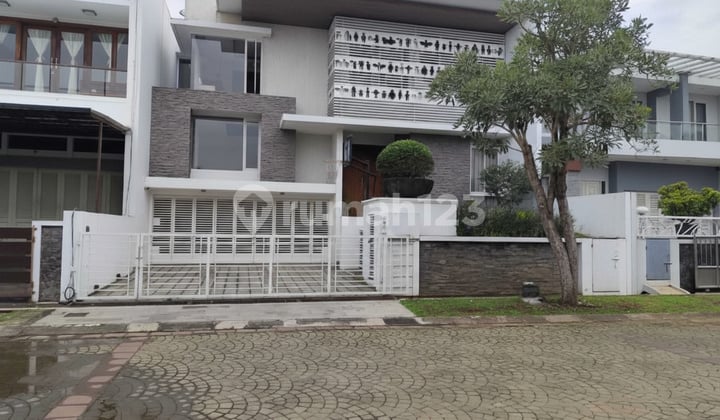 Rumah Modern. Siap Huni dan Nyaman di Candi Golf - 11210
