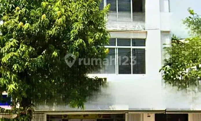 Very Rare! Quick Sale of a 3.5-Story Shop House on Embong Malang!