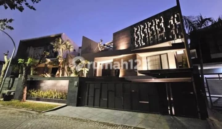 Hadap Jalan Raya: Rumah Mewah Modern 3 Lantai, Full Basement, Private Lift, Pool!
