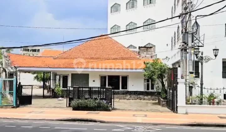 For Sale House on Raya Darmo Surabaya: 1-Story Building, Land Area 800m²!