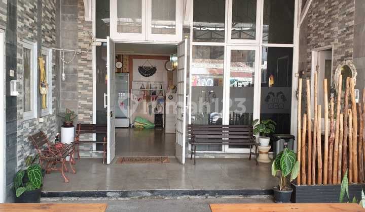 For Sale Soon: Antique House with 2 Frontages Facing North and East, 2 Houses Converted into 1, with a Business Space in Cimahi Near Ramayana