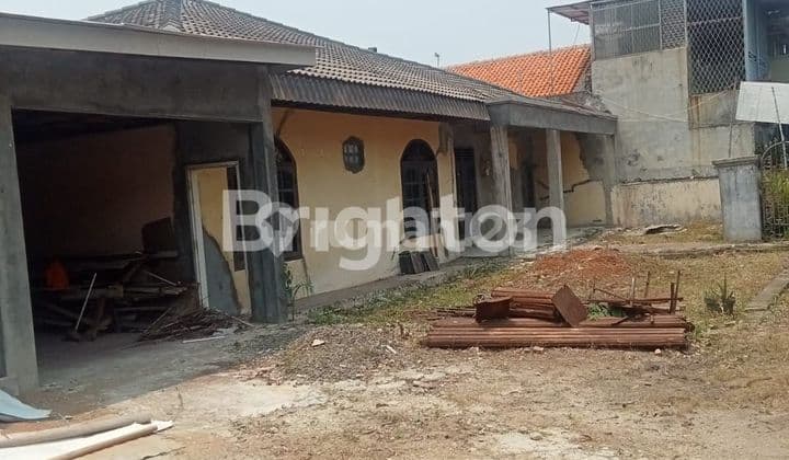 DI JUAL CEPAT RUMAH TUA SETENGAH RENOV DI KOMPLEK MERPATI , PEGADUNGAN JAKARTA BARAT