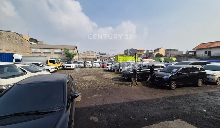 Warehouse with Very Large Vacant Land in Kopo Permai