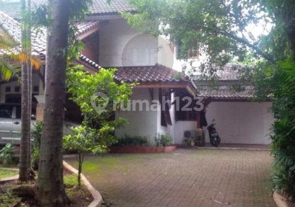 Rumah dengan halaman luas di daerah Pasar Minggu