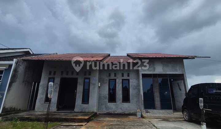 House in a Hook Position, Cheap, As-Is Building Condition, Large Land Area