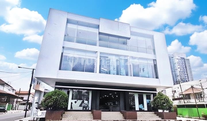Disewakan Gedung Super Strategis di Raya Mayjend Sungkono