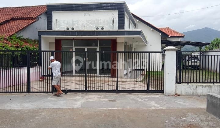 Rumah Besar Dan Luas Jalan Nasional Di Majenang Cilacap