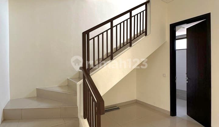 Rumah 2 Lantai Hadap Utara SHM Semi Furnished di BSD Tangsel