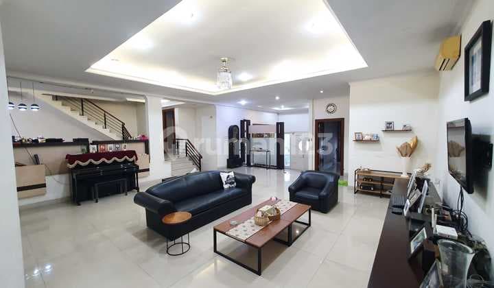 Rumah Mewah Bangunan 4,5 Lantai dengan Rooftop Siap Huni di Pluit