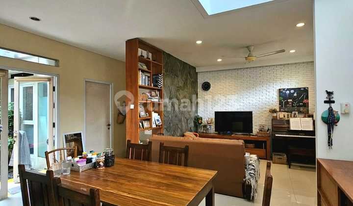 Rumah Siap Huni 2 Lantai Hadap Selatan Cahaya Optimal di Bintaro