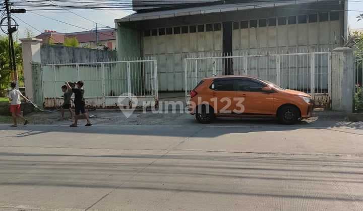 Ex Showroom on Jl Gajah Raya Near Majt Semarang