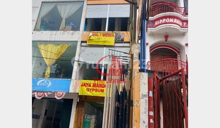 Disewakan Ruko 3,5 Lantai Siap Huni Lokasi Strategis Dgg01-0405Jp