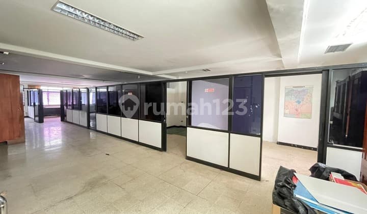 Diseweakan Ruang Usaha Lantai 4 Siap Huni, Cikini Dgg01-0444Jp