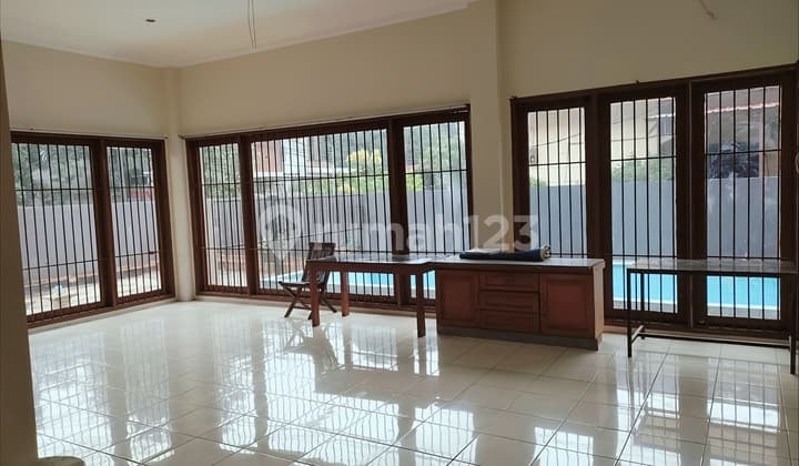 Disewakan Rumah Luas 315m² Cocok Hunian Dan Kantor 3 Lantai