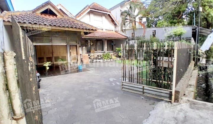 Rumah Bangunan Klasik, Strategis, Di Tengah Kota, Nol Jalan Raya, Cocok Untuk Hunian Maupun Usaha, Halaman Luas