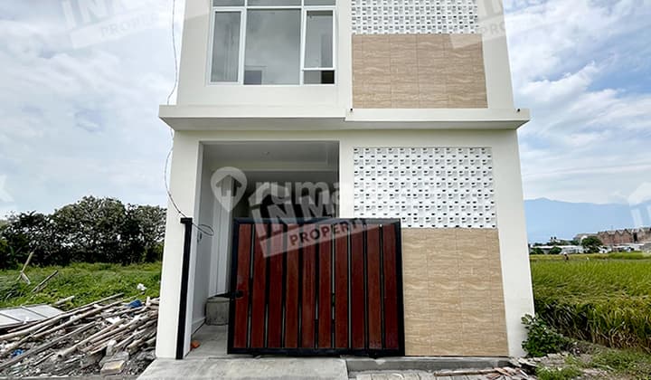 Rukost Siap Huni, Bangunan Baru, 4 Menit Dari Jalan Raya Kepuharjo, View Gunung, Full Furnished.