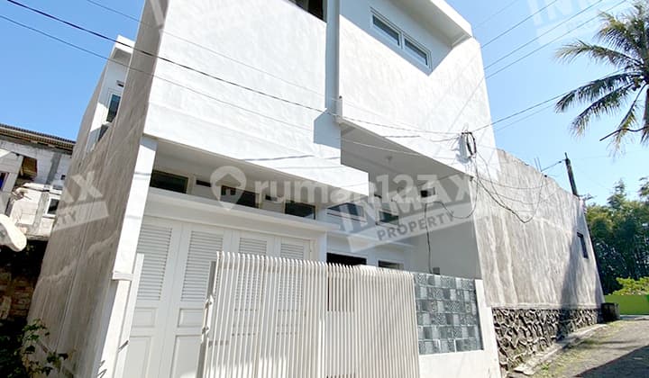 Runah Induk Plus 3 Kamar Kontrakan, Lokasi Karangploso, Include Kitchen Set Grani, Meja Var + 3 Kursi, Oven, Kulkas, Lampu Hias Import, Smartdoorlock Kamar Utama