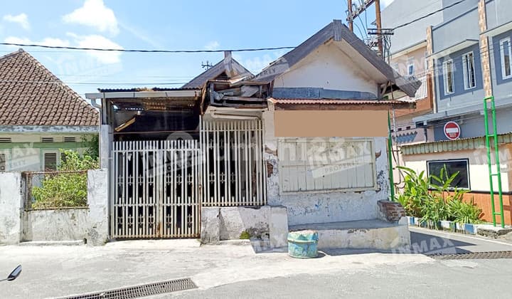 Corner House, Spacious, With Shop, Near Langsep Main Road and Access to Bandulan Road.