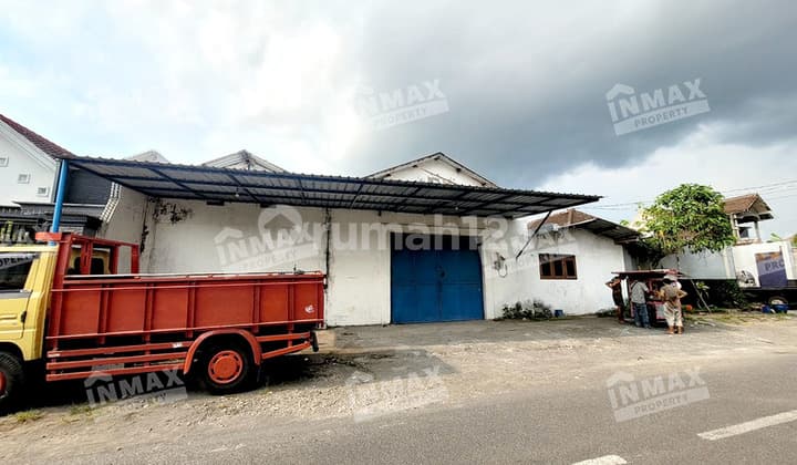 Warehouse, Pakisaji Location, Near Kebon Agung Sugar Factory, Wide Road Row, Suitable For Business